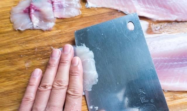 做酸菜鱼时，有人用淀粉，有人用蛋液大厨教你正确做法，太香了