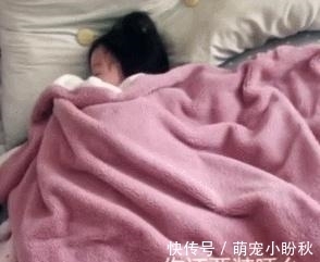 气氛|孩子主动要求上床睡觉，觉得气氛不太对，翻开被子后想抡棍子了