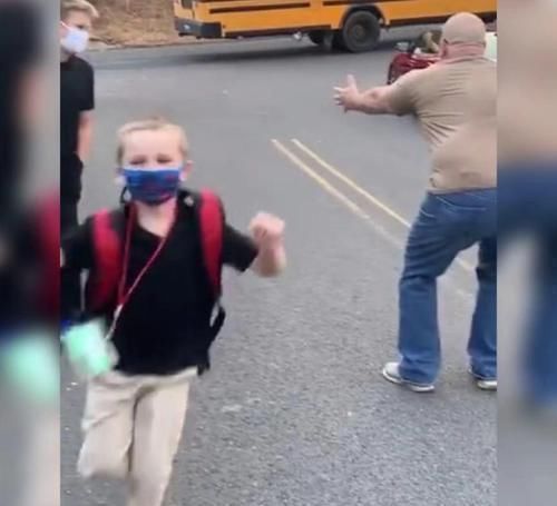 校车|小男孩下校车直接忽略爸爸的怀抱奔向妈妈火了,网友:终究错付了