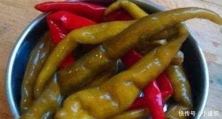 腌辣椒时别只顾着加盐,多加“1步”香脆美味,辣椒还不烂