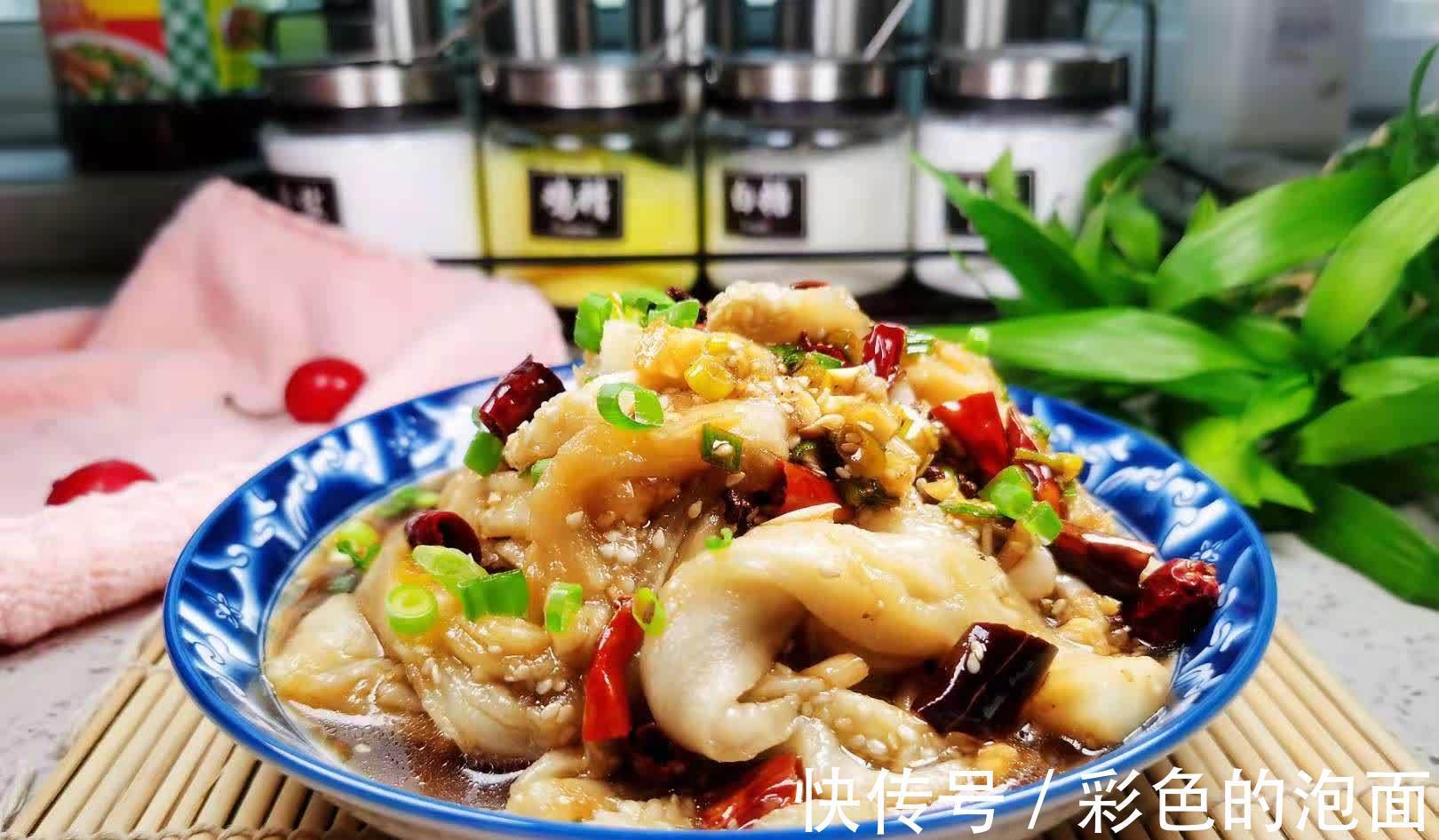 美味|蒸一下撕成条再浇上汁的美味茄子`