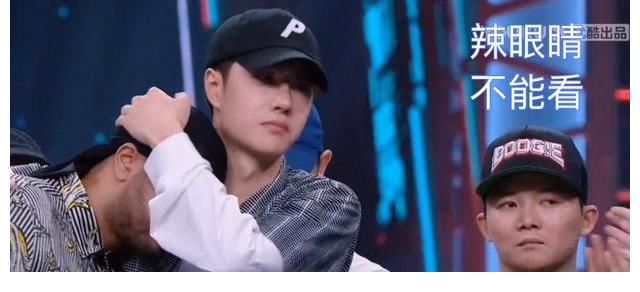 尼尔森|柔情与阳刚!王一博男友力式拥抱队员,大神在其怀中显温馨