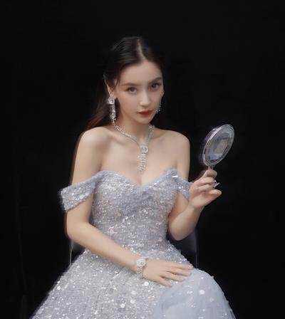 羽毛裙|杨颖美得真高调,穿一袭抹胸礼裙尽显浪漫气质,羡慕不来的高颜值