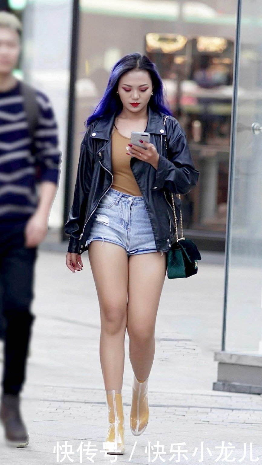 气质|茫茫人海一眼就发现了她,简单减龄让气质更显干练!