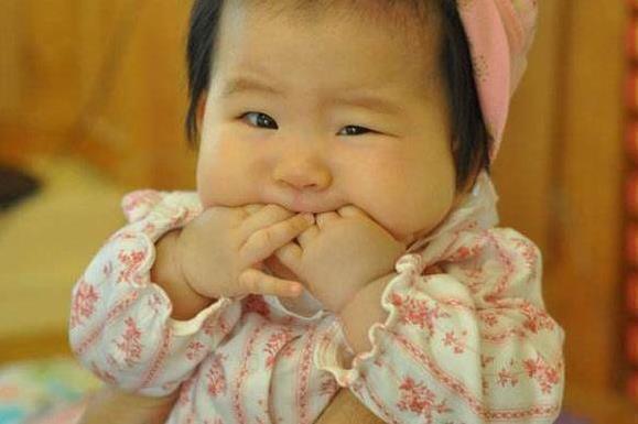 月龄|宝宝喜欢吃手，对智力发育有帮助，但这个月龄后还再吃手，要管了