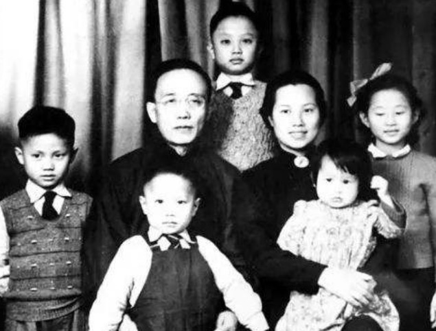 中国|被郭沫若抛弃的日本老婆,为抚养5个孩子打苦工,死后葬在中国