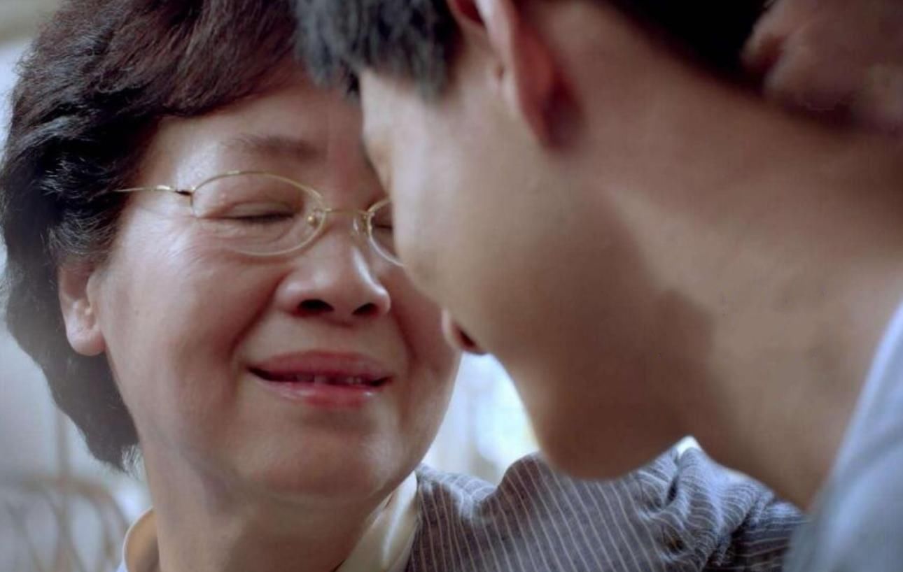 请回答1988|'难道我是二女儿，就不配吃到鸡腿吗？'父母的偏心到底有多伤人