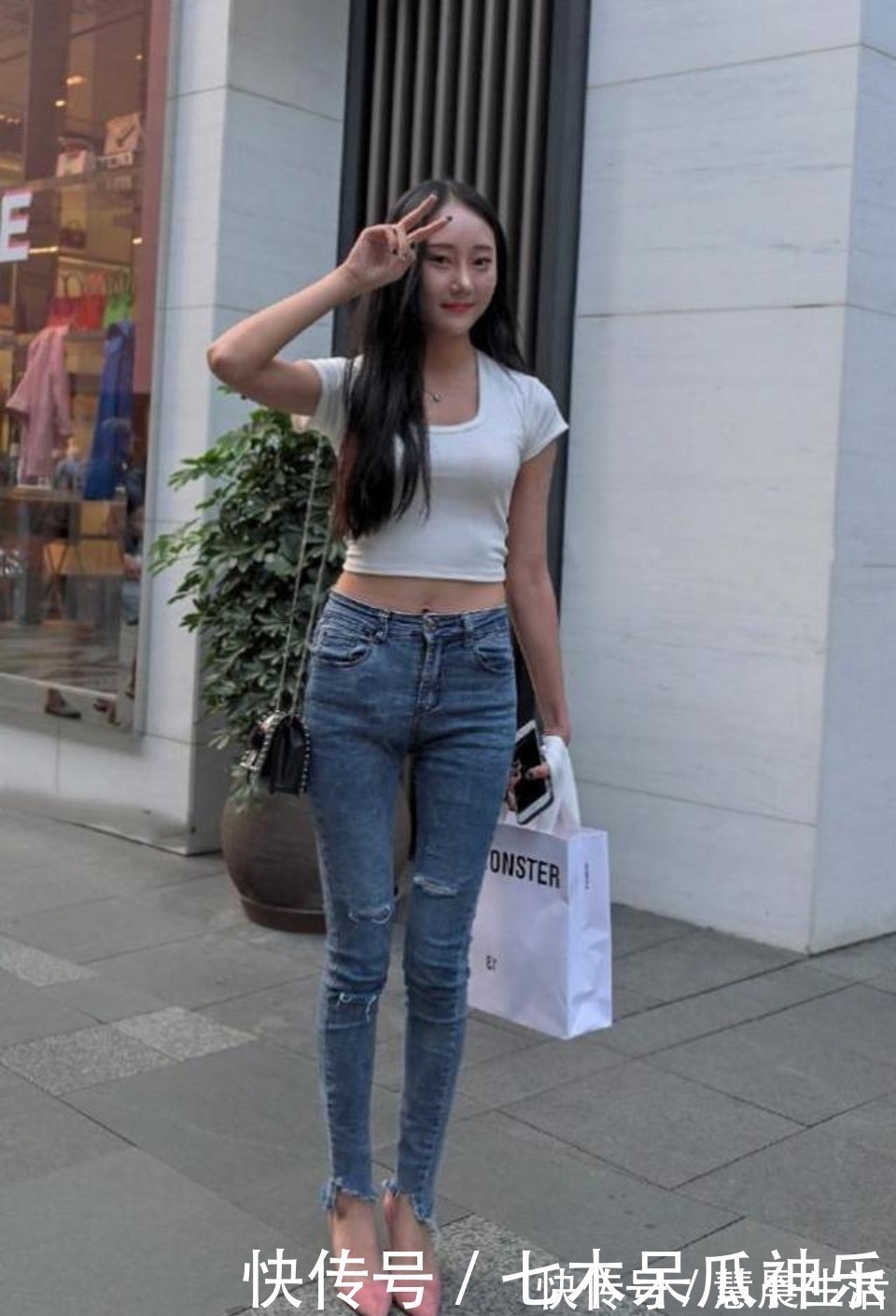 国风裙|街拍，美女迷彩瑜伽裤搭配简单的短袖，撑起了性感身材