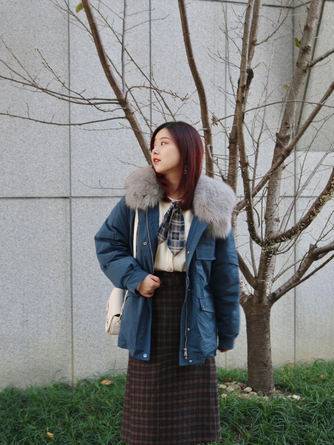 修身牛仔裤 寒冷的冬季怎么穿?羽绒服的搭配思路总结好了,穿出优雅时髦