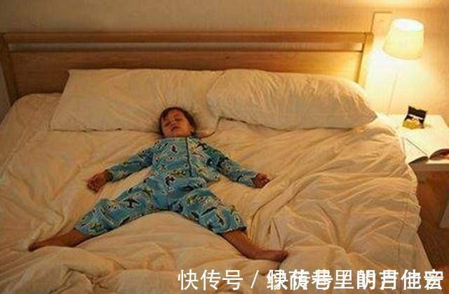 蜷缩状|孩子“3种睡姿”暗示长大后的性格情商高的孩子,大多是第二种
