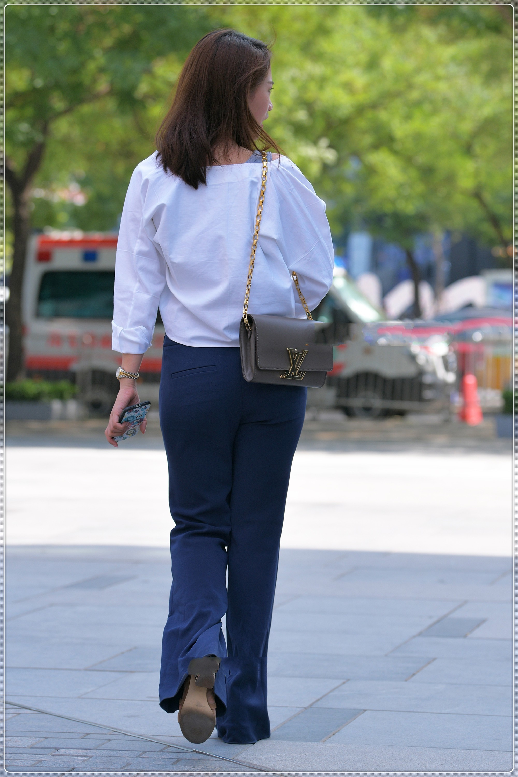 浅蓝针织吊带外搭白色防晒衣，简约大方，休闲舒适