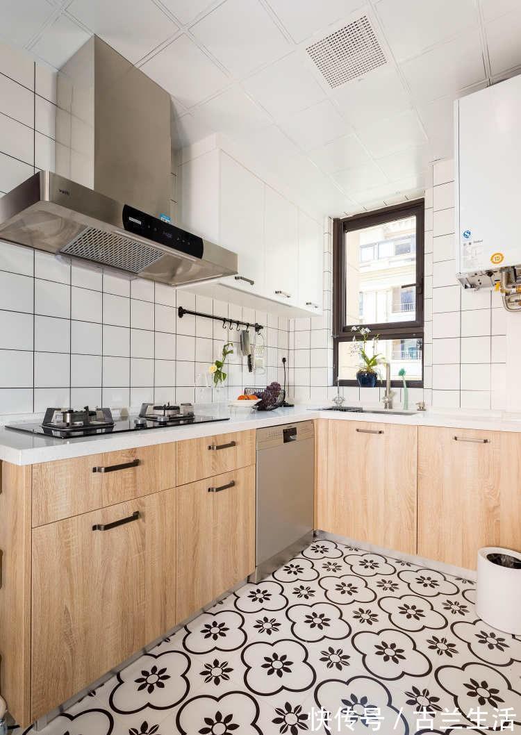 木栈板|将墙壁凿开一半,客厅和书房大变样,家里变得更加通透大气