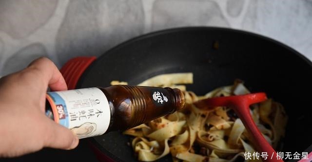 天越冷,这个菜在我家越受欢迎,辣味的豆皮炖起来