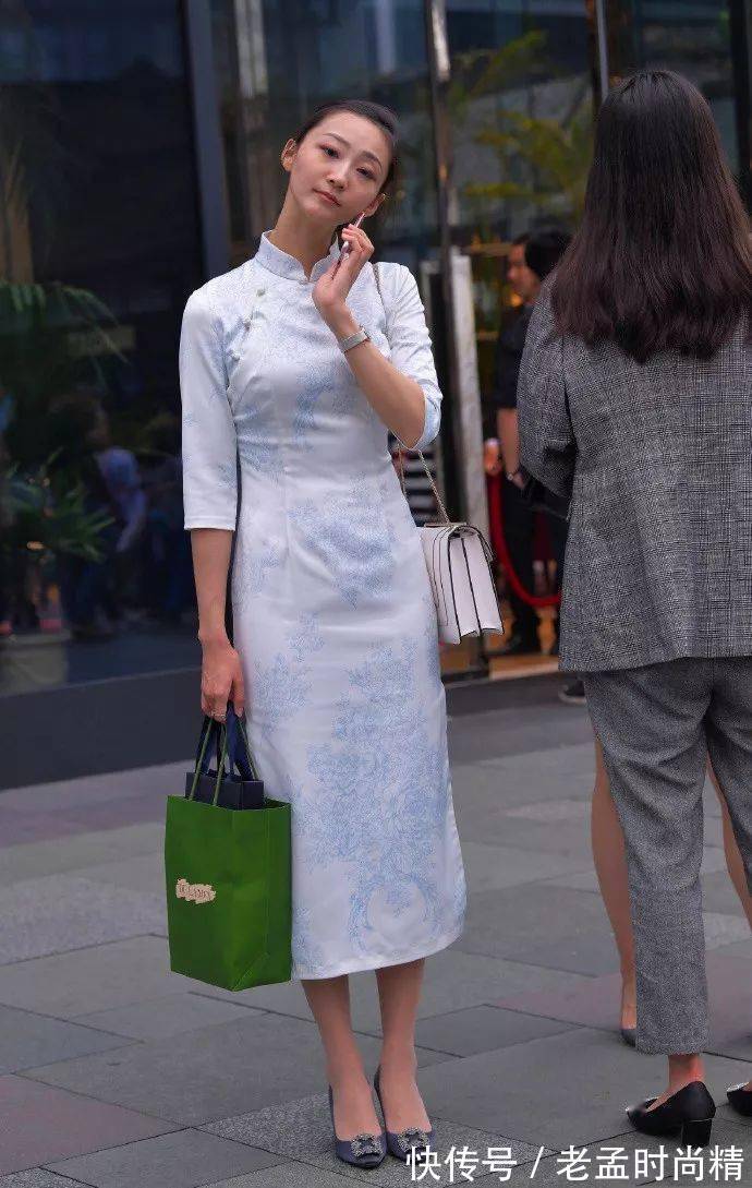 在职场|街拍美女:美女脚上穿着一双白色的高跟凉鞋,走起路来更显得有气质