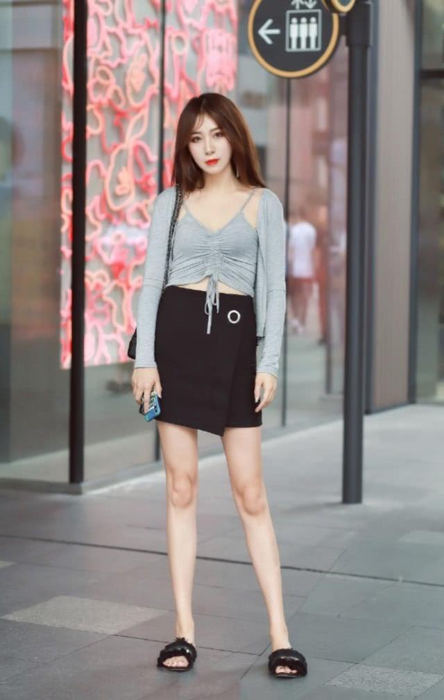 街拍:小姐姐身穿高龄毛衣,外搭配蓝色外套,时尚又减龄