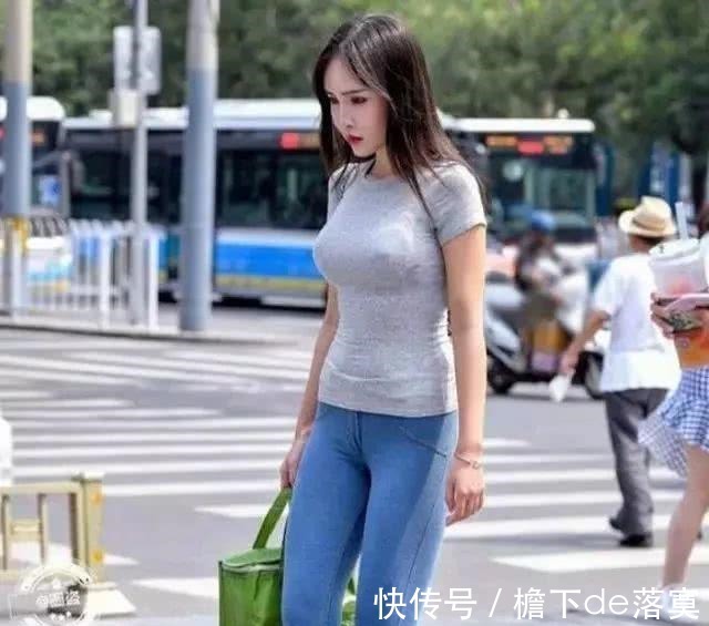 上衣|穿牛仔裤出门时,注意千万别搭配这种上衣,很掉价!