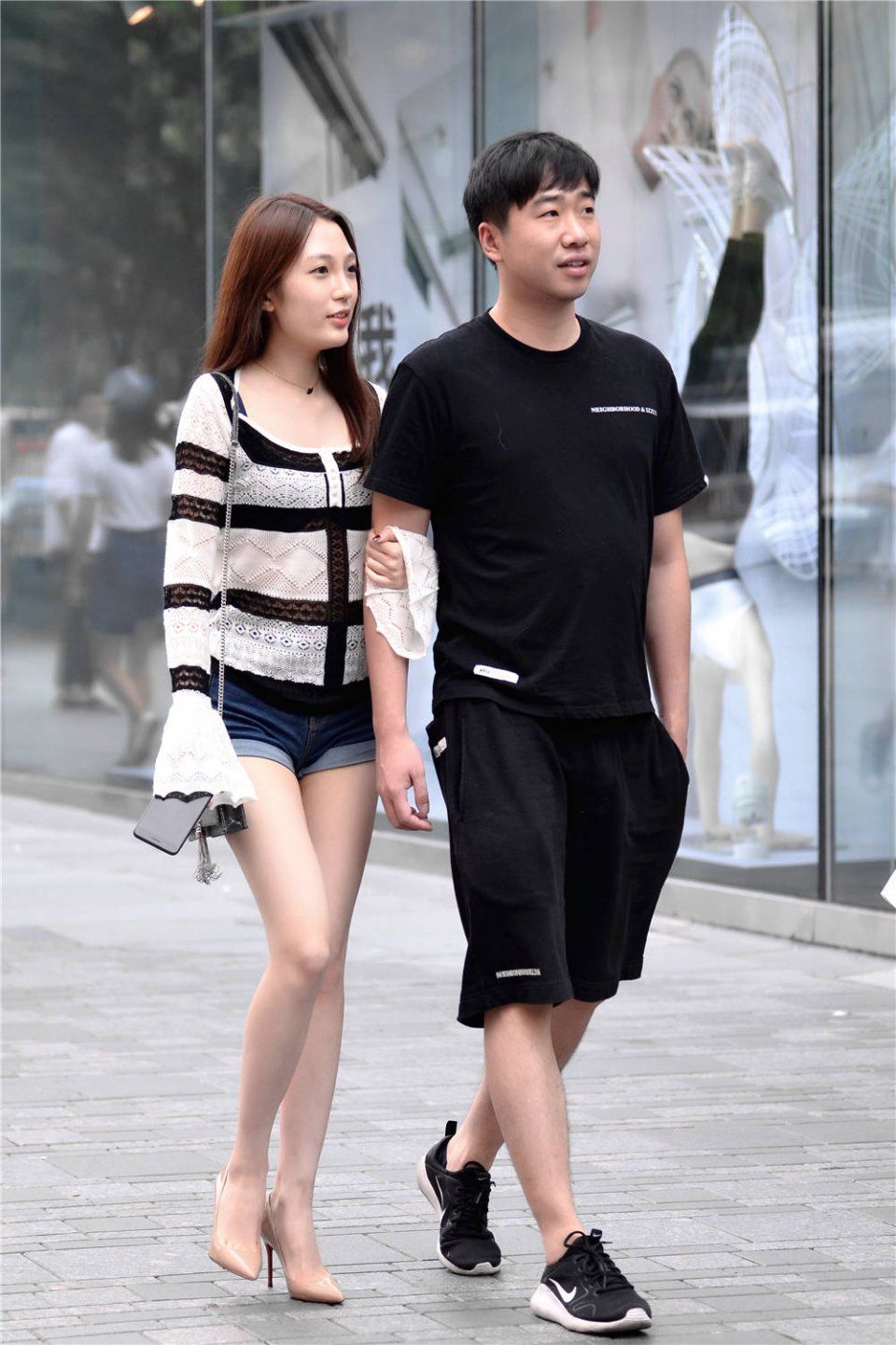 喜欢牛仔裤短裤搭配,要有层次感才好,还要显腿长