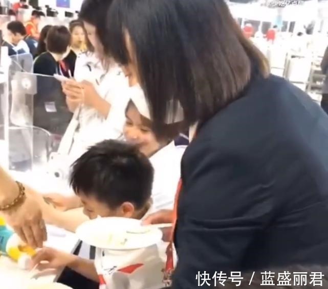全运会|全红婵获赠蛋糕乐开花!红姐连声说谢谢,队医随后举动令红姐生气!