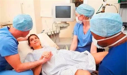 心理准备|生完小孩后,医生如果再次把手伸进产道,可能是在救产妇