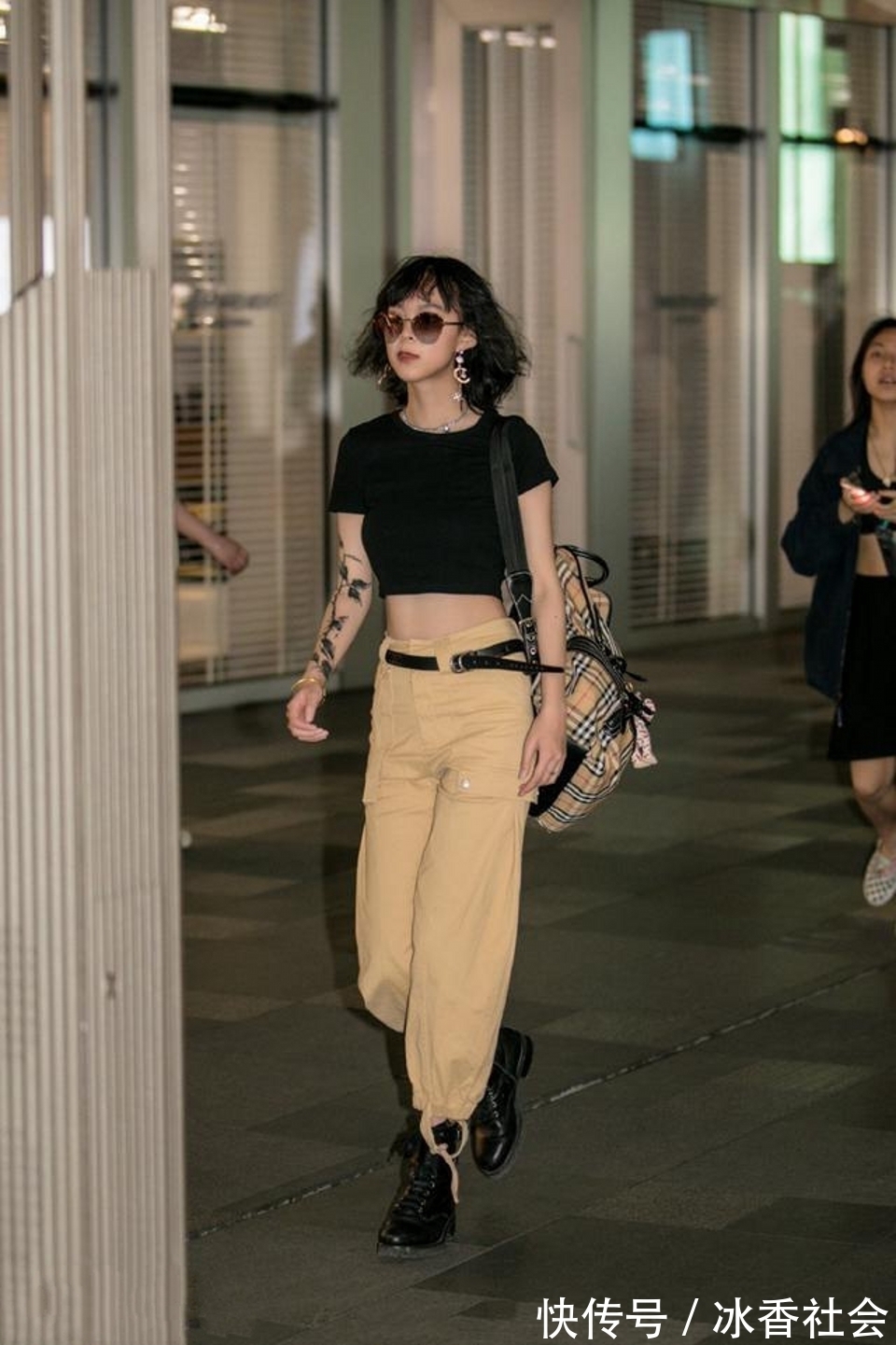 肤白貌美|路人街拍,太阳帽T恤衫搭配破洞牛仔裤,利落大气很显身材