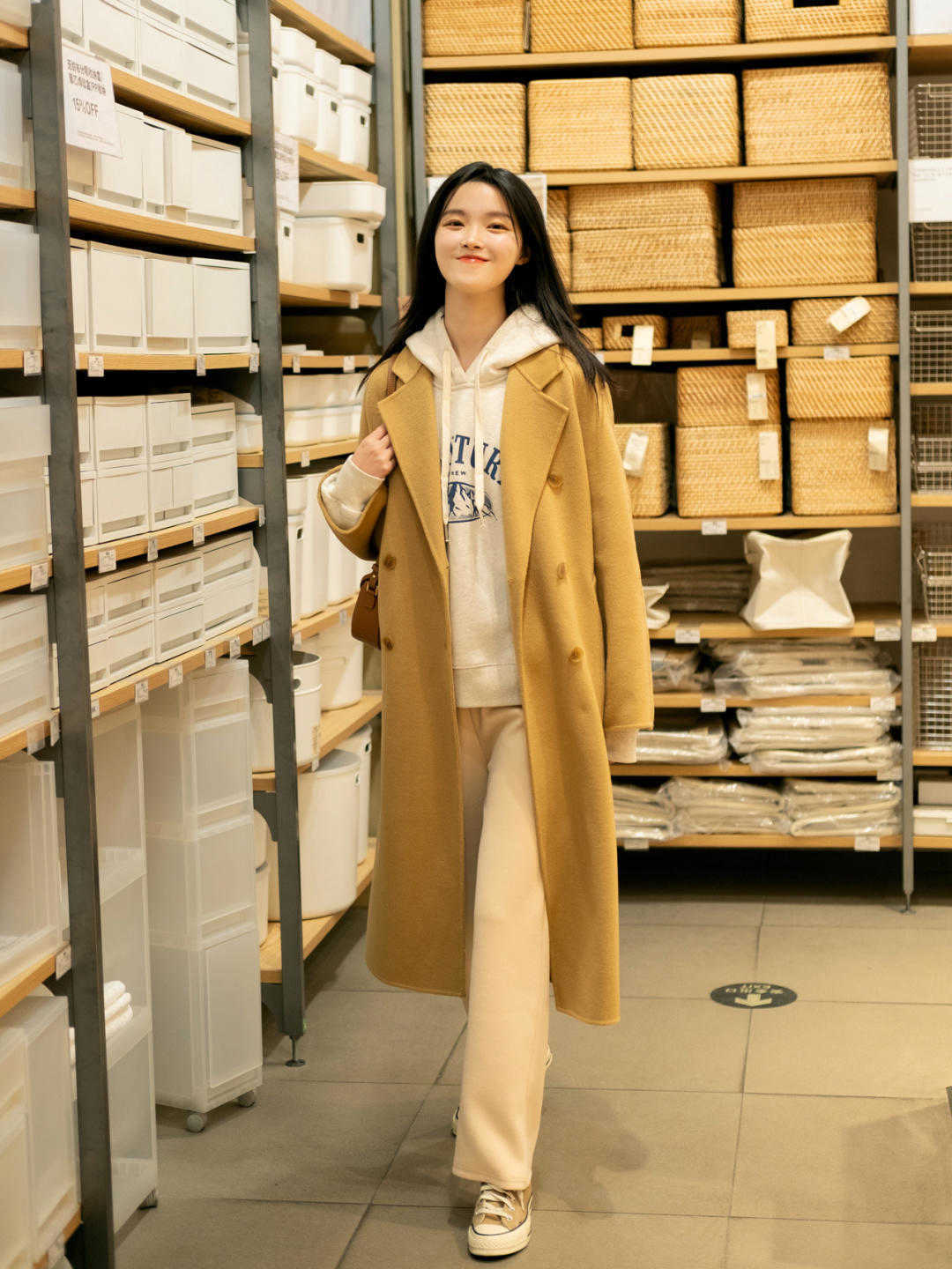 身形 初冬一定要选“大衣+卫衣”!遮肉显瘦又减龄,保暖效果还超赞