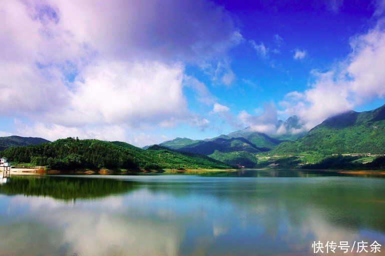 开头@苏轼的这首词并不出名,开头两句的境界,却令人叫绝