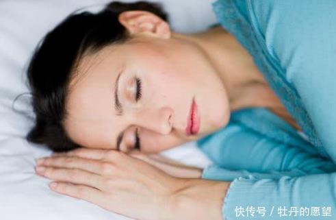 入睡|一个人睡觉最佳时间是什么时候这个点入睡,器官或许会更健康