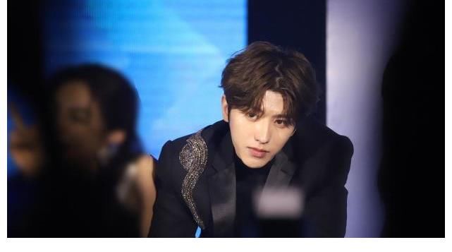 烏托邦|蔡徐坤就是爭議本身，他抓住了女孩的心，也就掌控了市場的未來