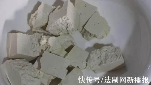 酸香扑鼻的洛南酸菜煮豆腐 在腾腾热气中缔造一场味蕾盛宴