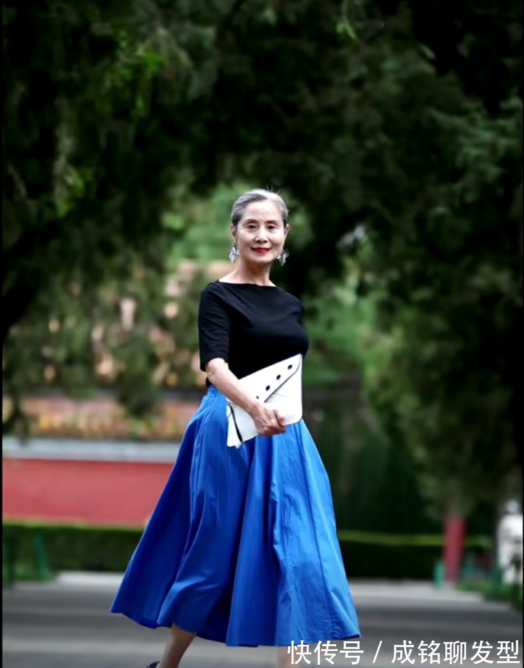 旗袍|头发变白满脸皱纹又怎样?70岁奶奶穿牛仔踩高跟,时尚不输年轻人