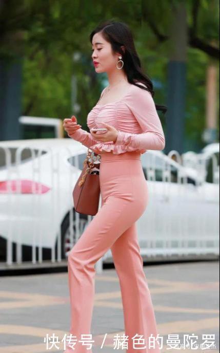 长袖|粉色长袖方领上衣搭配同色系粉色休闲裤,甜美优雅,少女感十足