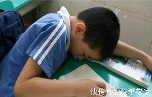 学习方法|“妈妈我就睡一会”,11岁男孩一睡不起,网友:孩子真的太累了
