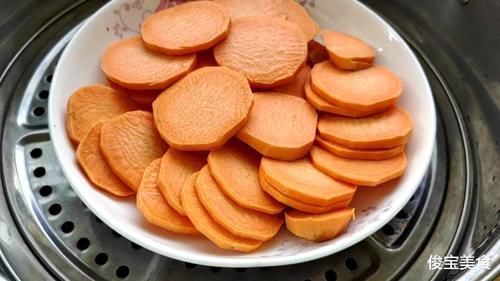 红薯饼|先把红薯洗净去皮，加把面粉，炸成薄脆，又香又酥