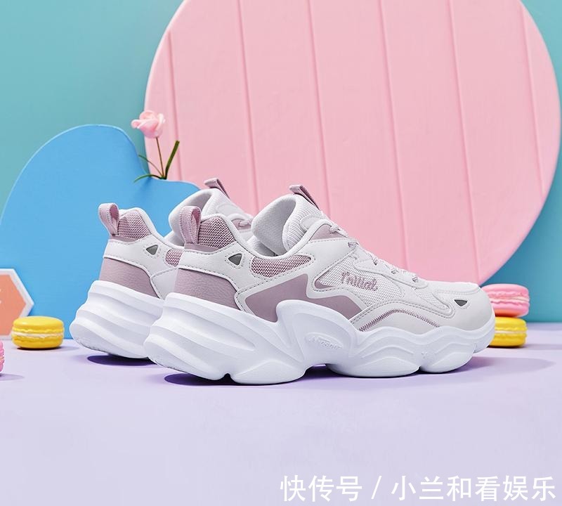 高跟鞋|单调的高跟鞋就别穿了,学我媳妇这样穿运动鞋,时尚还舒适