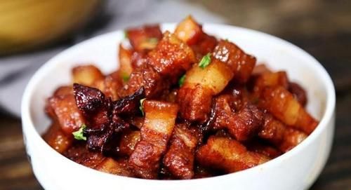 做红烧肉，记住“4个窍门”，做好后肉质软烂不油腻，香味浓