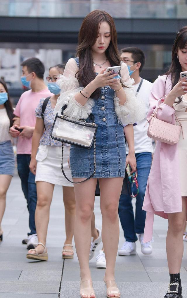 小姐姐牛仔包臀裙,搭配水晶高跟凉鞋,清纯可爱又优雅大方