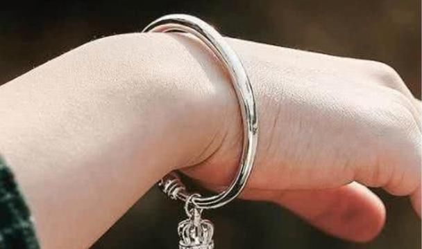 常戴“银手镯”的女性,10年后身体会有什么变化不少人都戴错