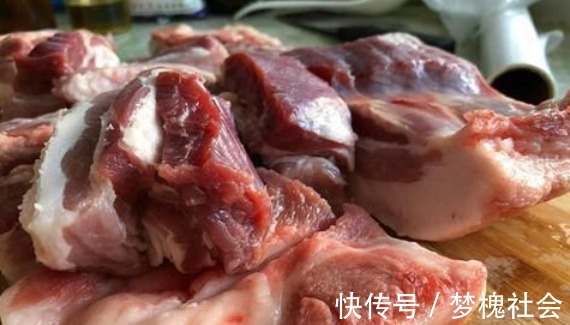 老板|解冻肉时,最忌直接泡水!肉贩老板教你一招,肉质鲜嫩不腥柴!