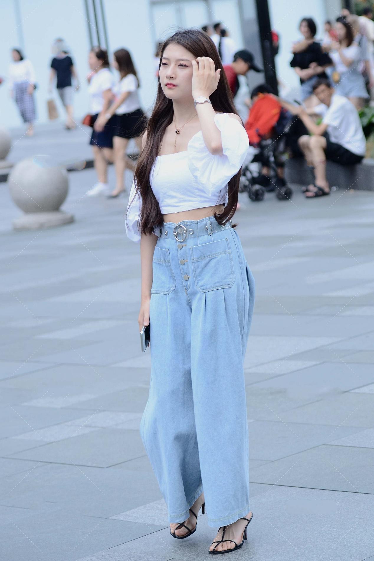 灯笼袖|一字肩灯笼袖上衣, 搭配蓝色阔腿裤, 显得整个人很可爱