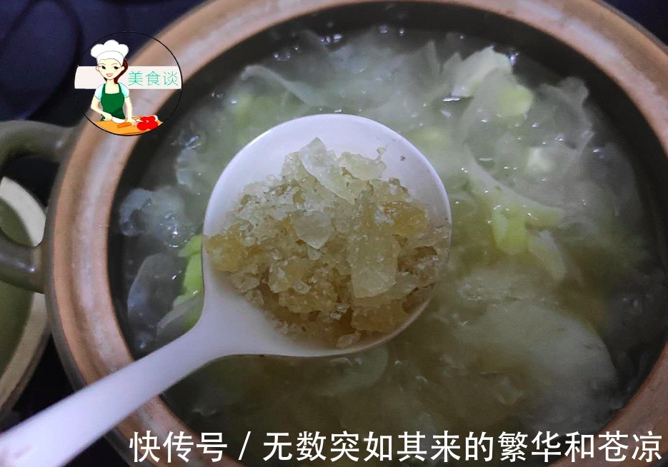 银耳和两样食材一起煮，每天吃一碗，清甜润燥特养人，现在正当季