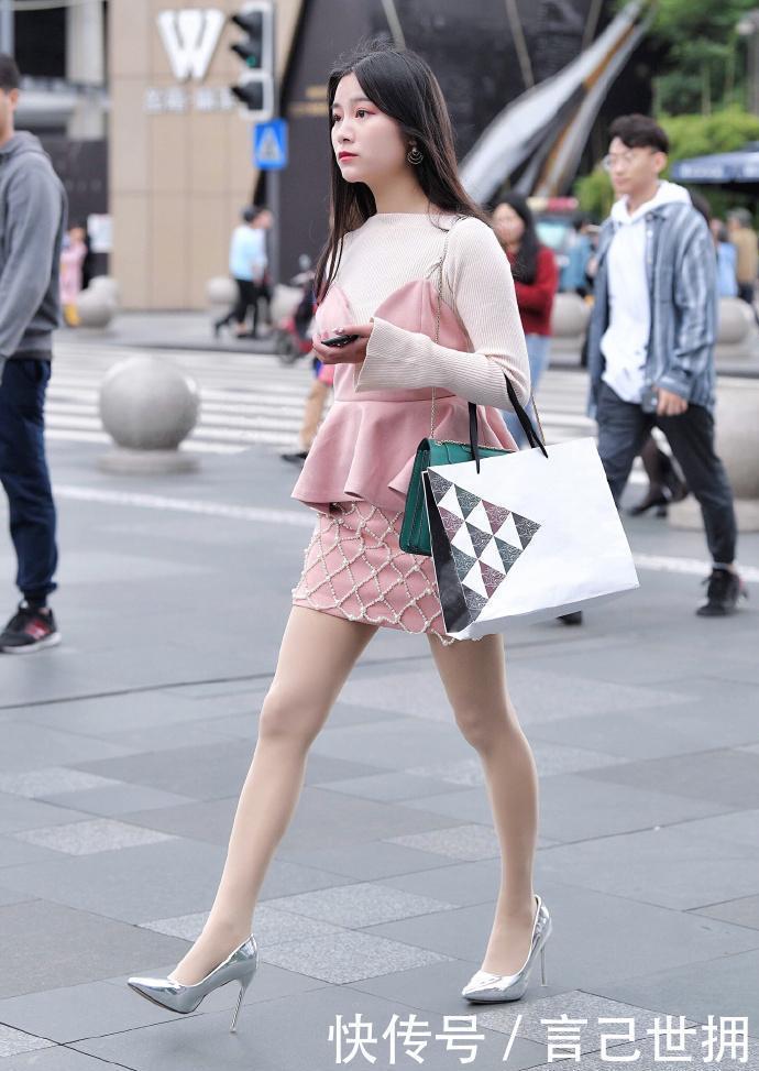 波浪下摆的装饰,在不经意间增加了柔和的魅力