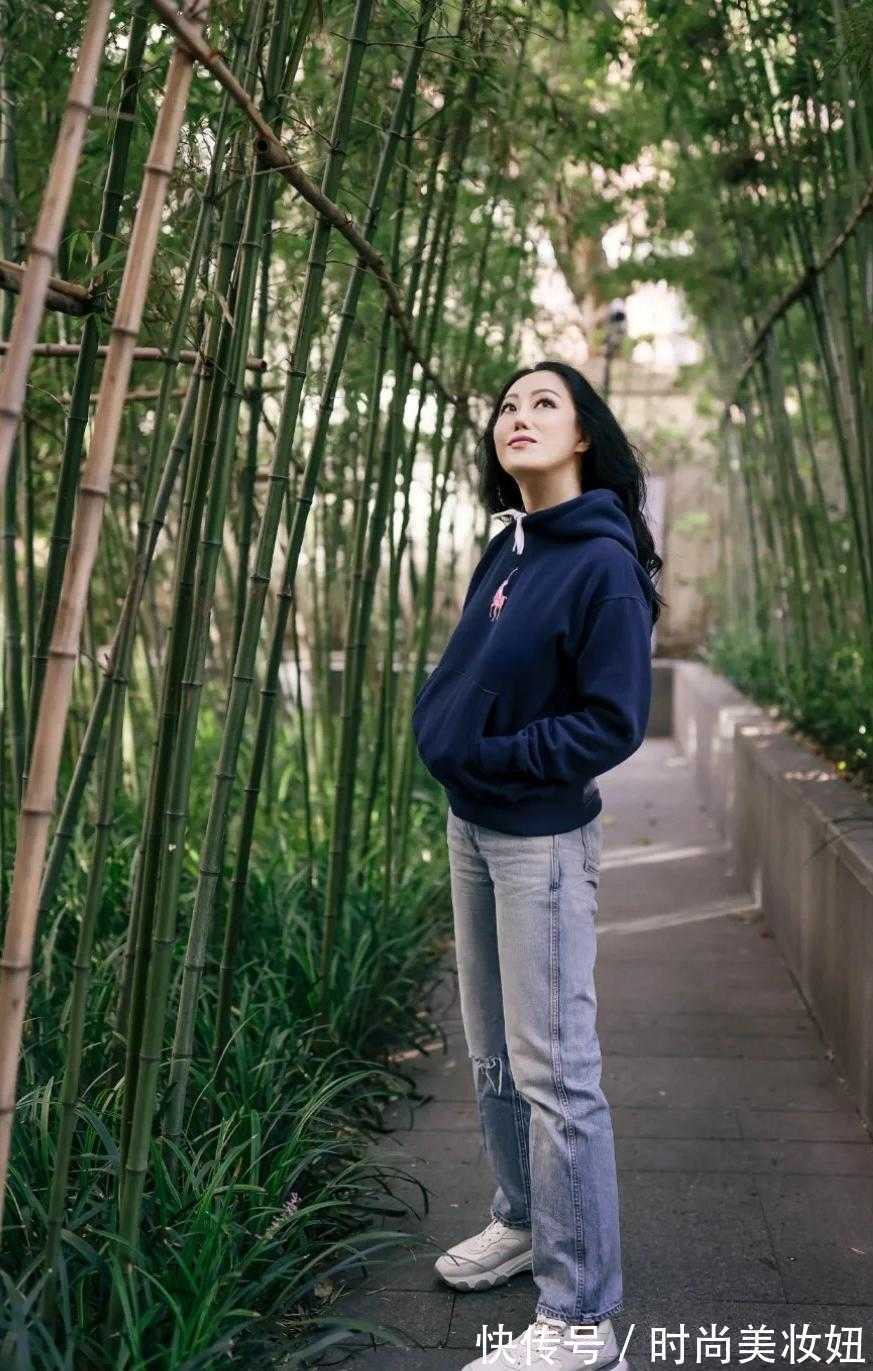 下半身 章小蕙不扮“贵妇”更漂亮,穿连帽卫衣配牛仔裤,年轻10岁不止