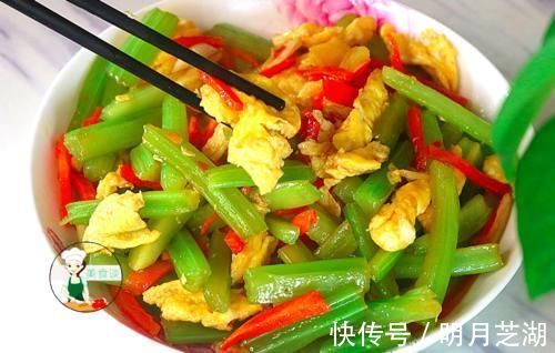 焯水|炒芹菜时,先焯水或直接炒都不对,牢记三个技巧,芹菜脆嫩不塞牙
