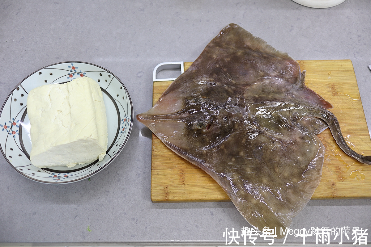 这鱼被称“老板鱼”,是魔鬼鱼的亲戚,全身无刺,鲜美不舍得挪筷