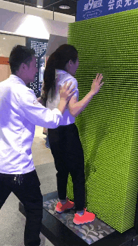 |搞笑GIF:大哥你这样真的好吗,考虑过妹子的感受吗