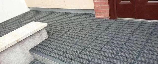 地板|越来越多人不在门口放地垫了,现在流行这样弄,省钱干净又实用