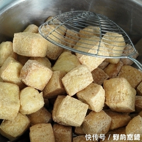 炖菜|炸豆腐泡,直接炸还是裹面粉炸?教你一招,金黄酥脆,起泡不油腻