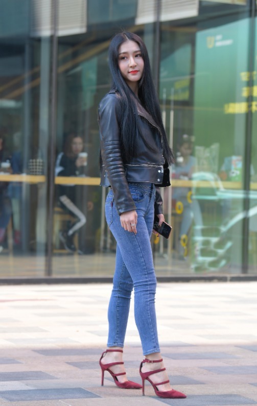 脚背|美女街拍:甜美的小姐姐,身穿皮衣+牛仔裤,机车风格与女性魅力的完美融合