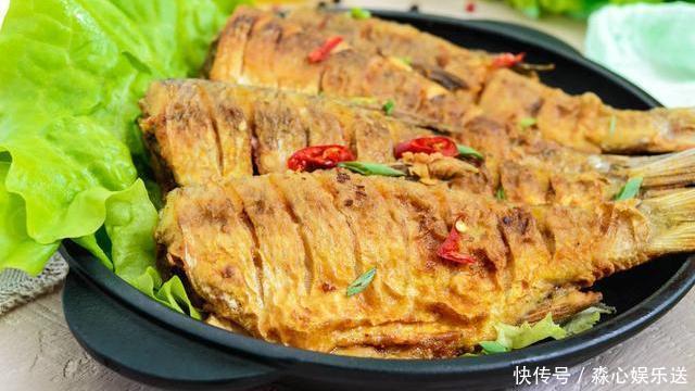 朋友们|煎鱼时,别直接下油锅炸,厨师长教你一招,鱼不粘锅不破皮更美味