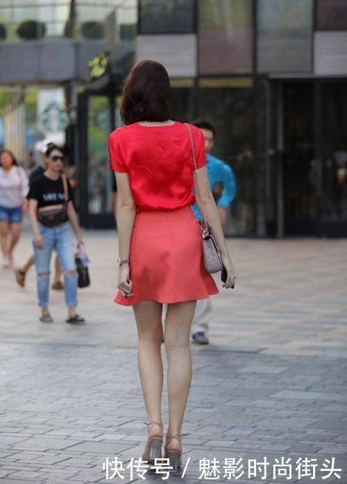白领丽人,搭配红色短裙热情似火,展示优雅动人好身姿